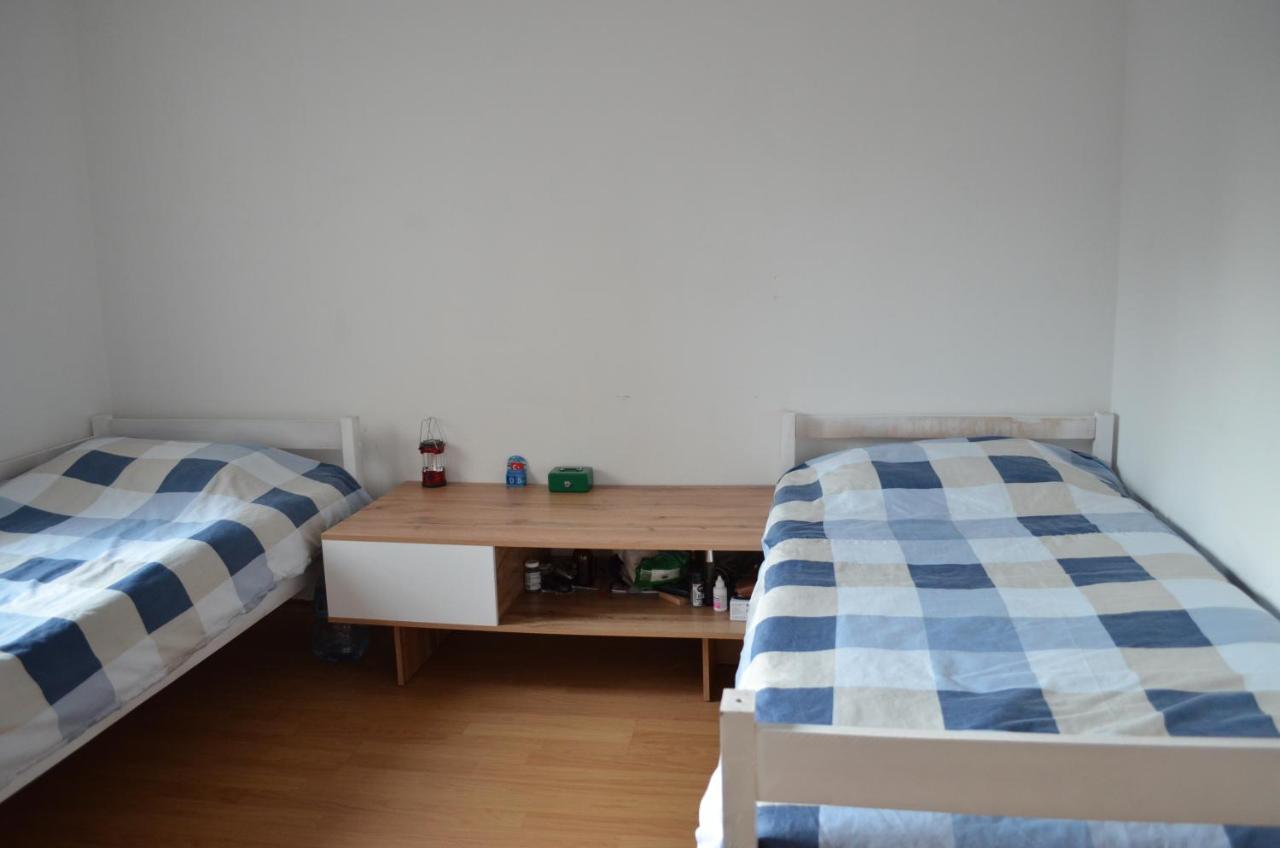 Moonlight Hostel Pristina Exterior foto